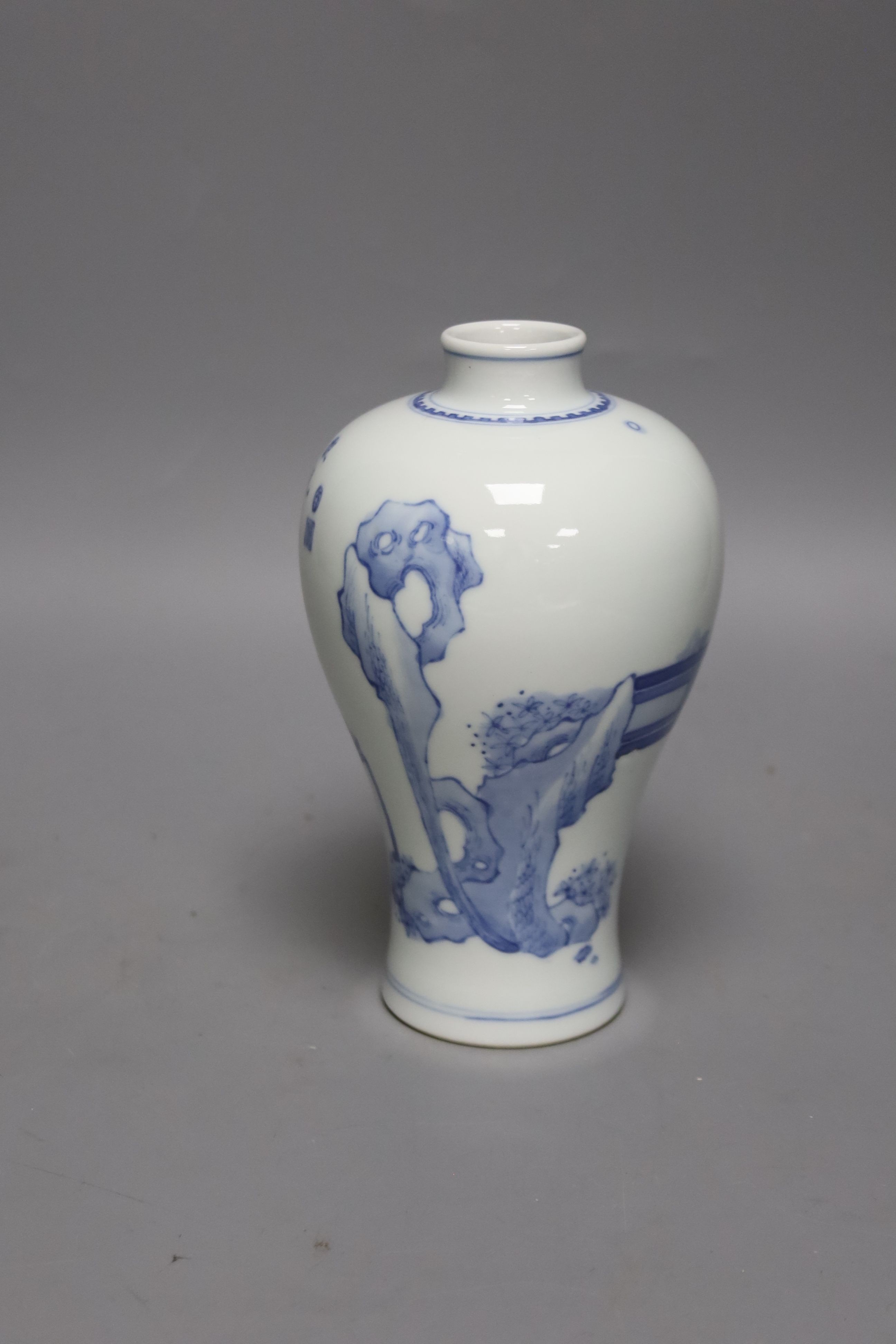 A Chinese blue and white Meiping 17cm